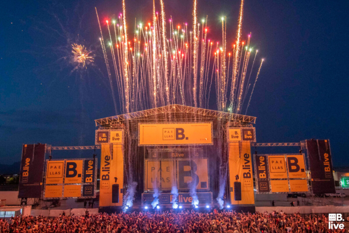 Fuegos artificiales sobre escenario de Paellas Be Live Festival 2022