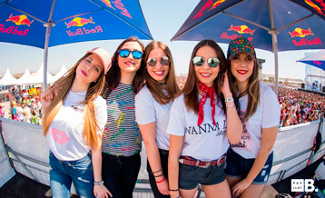 Grupo de chicas en zona Red Bull de Paellas Be Live Festival 2022