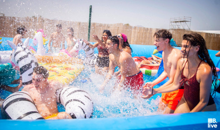 Grupo salpicando en piscina en Paellas Be Live Festival 2022