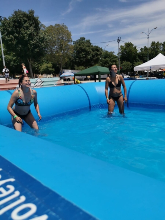 Torneo Watervolley Fuenlabrada 2 chicas dentro de piscina
